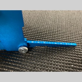 Kątomierz i wysokościomierz(1-10mm) do samochodów w skali 1/10, 1/12 , 1/14  , 2 w 1 niebieski